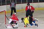 Hokejisté HC Uherské Hradiště (v červeném) porazili Velkou Bíteš 6:3.