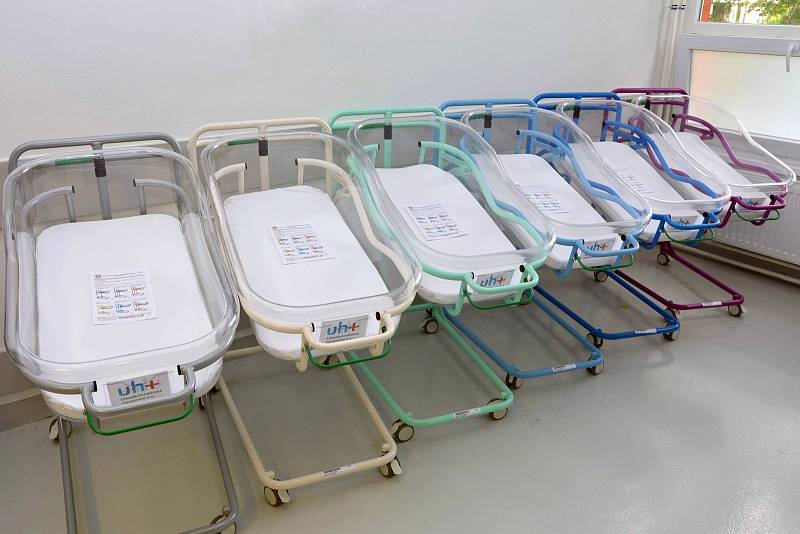 Uherskohradišťská nemocnice půjčuje novorozenecké postýlky.