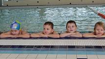 Pro děti z poloviny mateřských škol v regionu začal v tomto týdnu kurz výuky plavání. V pondělí 5. března dorazilo do hradišťského aquaparku i sedmnáct předškoláků z Mateřské školy Pod Svahy.