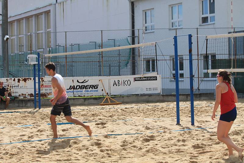 Sedmý ročník benefičního turnaje smíšených dvojic Afrika Beach Open v Uherském Hradišti.