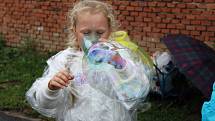 Dětský den na Velehradě. Kluci a holky soutěžili, kdo udělá větší bublinu.