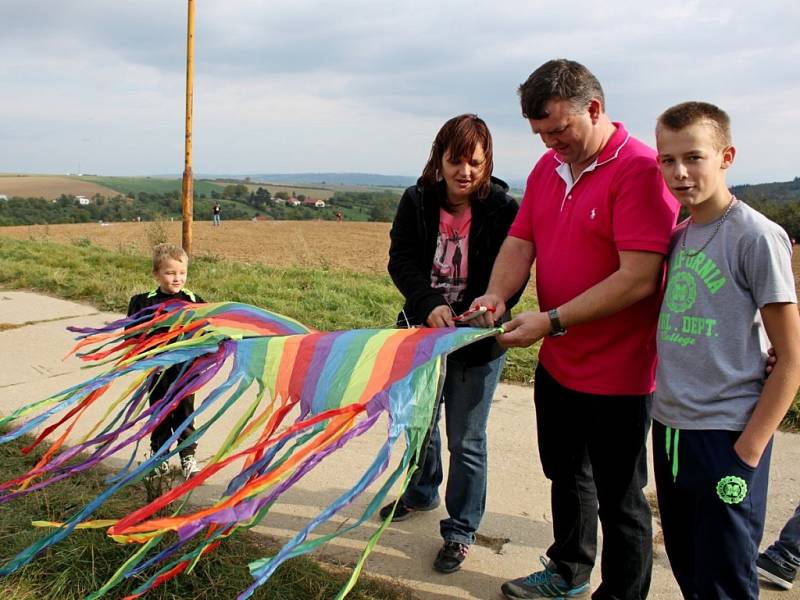 DRAČÍ SLET. V neděli odpoledne bylo počasí na draky. Kluci a holky z Modré a Velehradu si jich na drakiádu přinesli padesát.