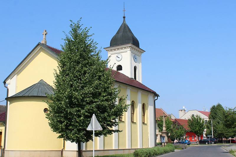 Prohlídka obce Babice. Kostel sv. Cyrila a Metoděje.