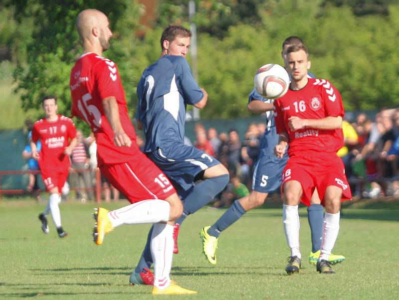 Fotbalisté Uherského Brodu (v červeném) v posledním zápase divize D  se Slavičínem uhráli pouze bezbrankovou remízu.