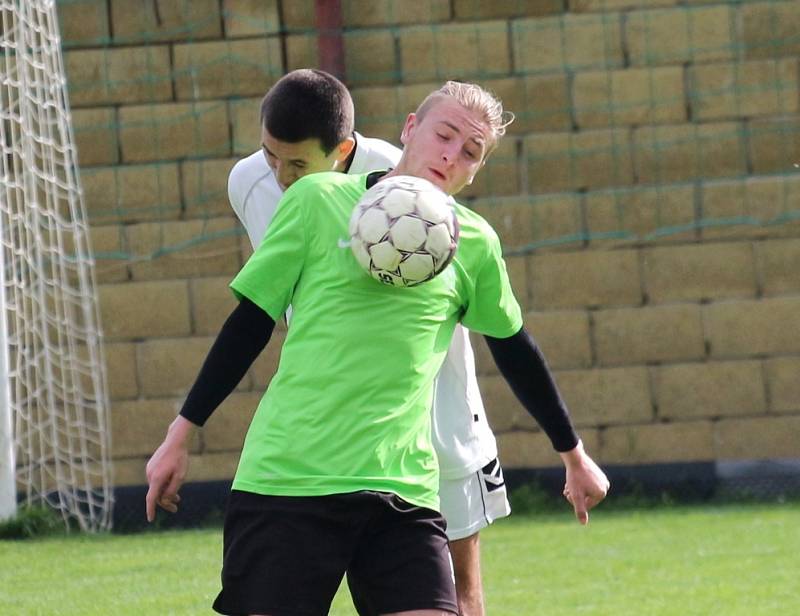 21. kolo Okresní přebor OFS Uherské Hradiště:  Jarošov (v bílém) – Bílovice 5:0