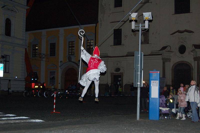 Tradiční návštěva svatého Mikuláše, anděla a také čerta na hradišťském Masarykově náměstí.