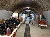 Cisterciácký vinný sklep z první poloviny 17. století, který se nachází v samém centru poutního Velehradu, představuje moravskou raritu. Jedná se totiž o původně pivovarský sklep, 300 metrů klenutých chodeb je zahloubeno ve tvaru podkovy do svahu.