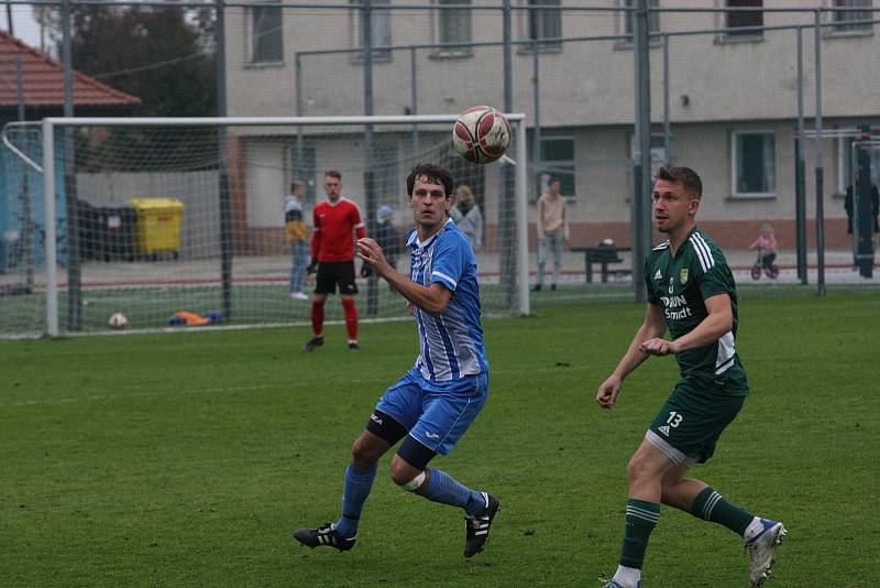 Fotbalisté Hluku (modré dresy) zakončili podzimní část sezony domácí výhrou nad Nivnicí 3:1.