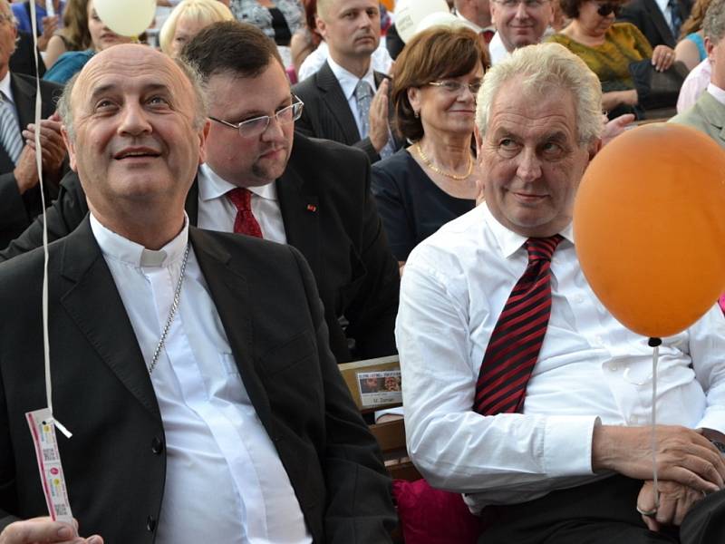 Také letos zavítala na Velehrad řada známých osobností. Jan Graubner, prezident ČR Miloš Zeman.