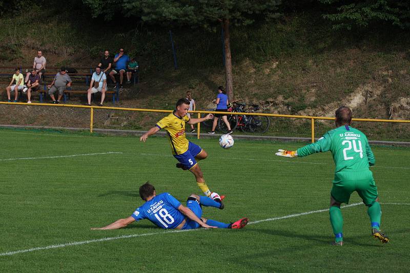 Fotbalisté Starého Města (žluté dresy) zdolali ve šlágru 4. kola I. B třídy sk. C domácí Ořechov 4:0.