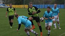 Fotbalisté Polešovic (světle modré dresy) v 10. kole krajské I. B třídy skupiny C zdolali doma na hody Lhotu 3:1.