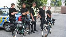 Auta a motorky dočasně „vyměnili“ policisté v Uherském Hradišti za jízdní kola 