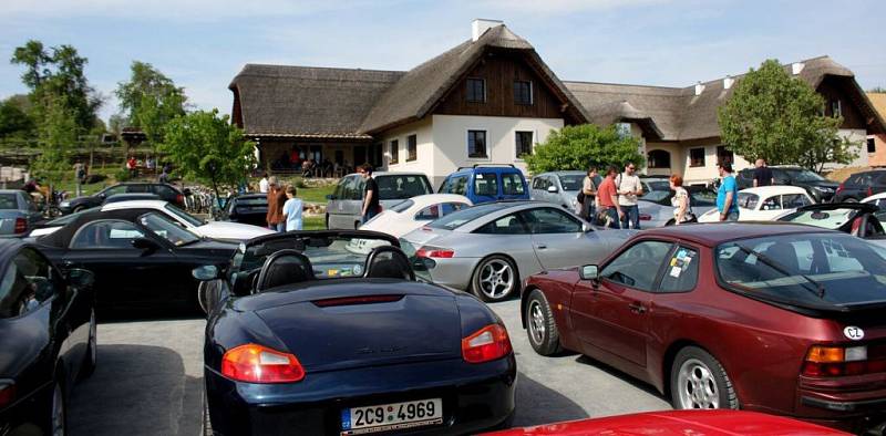 Vozy značky Porsche parkovaly před Archeoskanzenem Modrá u Velehradu