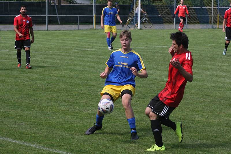 Fotbalisté Prakšic (modré dresy) vstoupili do nové sezony domácí výhrou nad Babicemi 1:0.