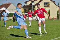 Šestadvacetiletý fotbalista Marek Mančík (v červeném dresu) se z Uherského Brodu vrací zpátky domů do Slavkova.