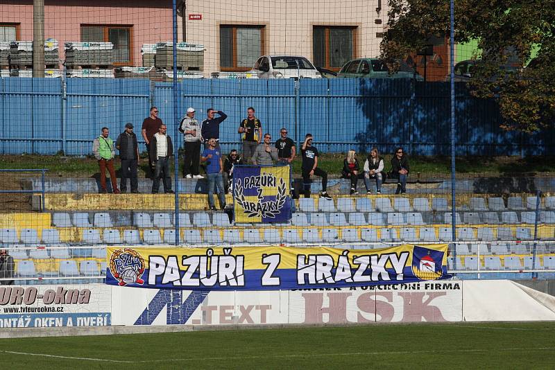 Fotbalisté Starého Města (žluté dresy) v 8. kole I. B třídy skupiny C přetlačili Slavkov 2:1.