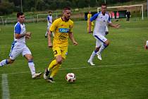Záložník Strání Filip Hruboš (ve žlutém dresu) se v sobotním zápase s Přerovem neprosadil.