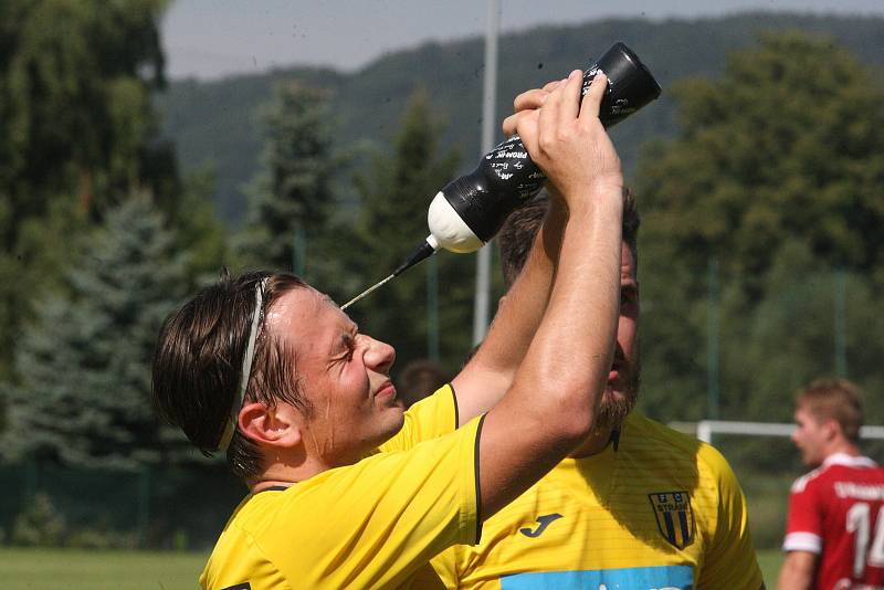 Fotbalisté Strání (žluté dresy) ve 3. kole Divize E přivítali Valašské Meziříčí.