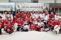 Krásného úspěchu dosáhli na domácím turnaji 5. tříd malí hokejisté HC Uherské Hradiště, když v konkurenci celkem šesti týmů vybojovali pohár za první místo a zlaté medaile.
