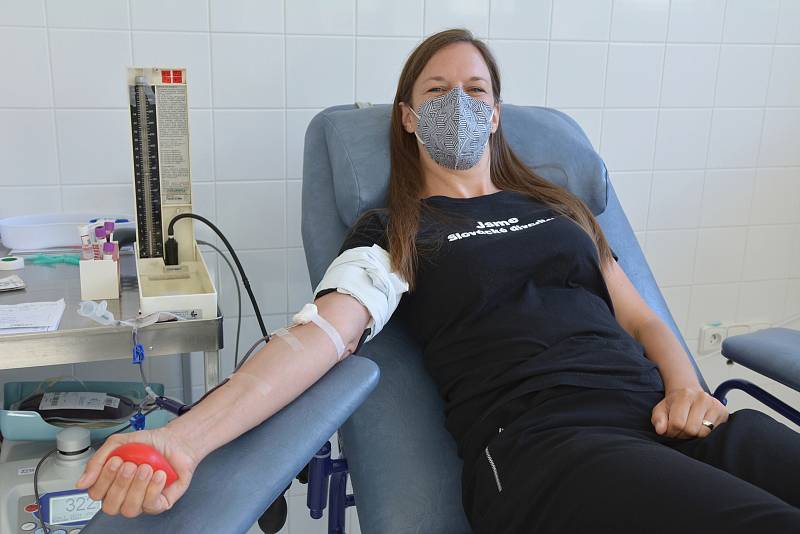 Manažerka Slováckého divadla Jitka Honsová při darování krve v transfuzním oddělení Uherskohradišťské nemocnice.