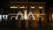 Vánoční výzdoba Uherského Hradiště. Masarykovo náměstí. Kašna.