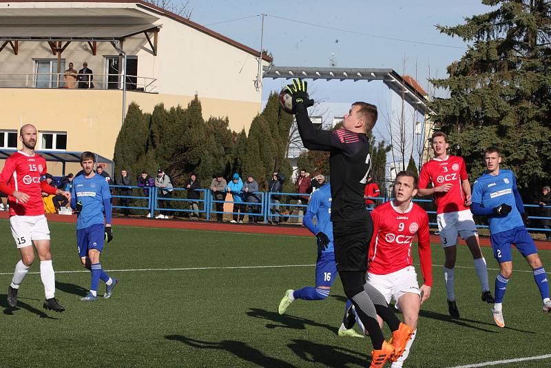 Fotbalisté Uherského Brodu (červené dresy) v 19. kole MSFL podlehli doma na Lapači Otrokovicím 2:3.