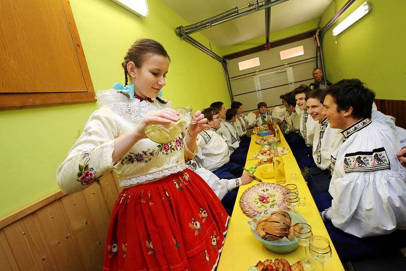 Velikonoční obchůzka vlčnovského krále s družinou ve Vlčnově.