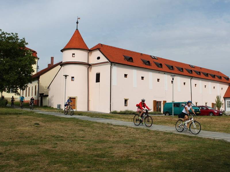 V CÍLI. Sto padesát účastníků Cyrilometodějské cyklopoutě 2013 dorazilo po sedmi dnech z Prahy na Velehrad.