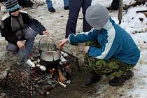 V CHÝŠÍCH SLOVANŮ. Skautíci se museli starat o oheň i přípravu jídla. Potraviny jim však Slované do jejich příbytků nepřivezli. Ty si museli přinést ze svých domovů.