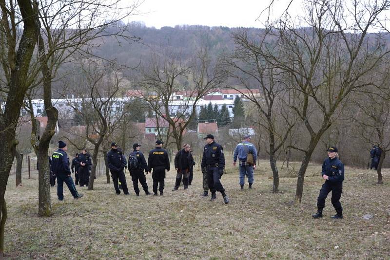 Po Elišce z Vlčnova pátrají desítky policistů a hasičů.