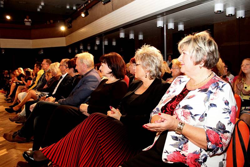 NA ŠACHOVNICI. Modelkám nechybělo ani vyvýšené předváděcí molo, ani šachovnice. Byly skvělé.