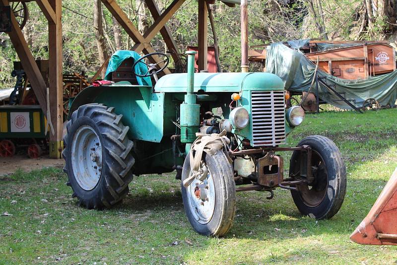 Originální muzeum zemědělských strojů Václava Stodůlky a jeho rodiny se nachází v ořechovském bývalém lomu za zahradou domu.