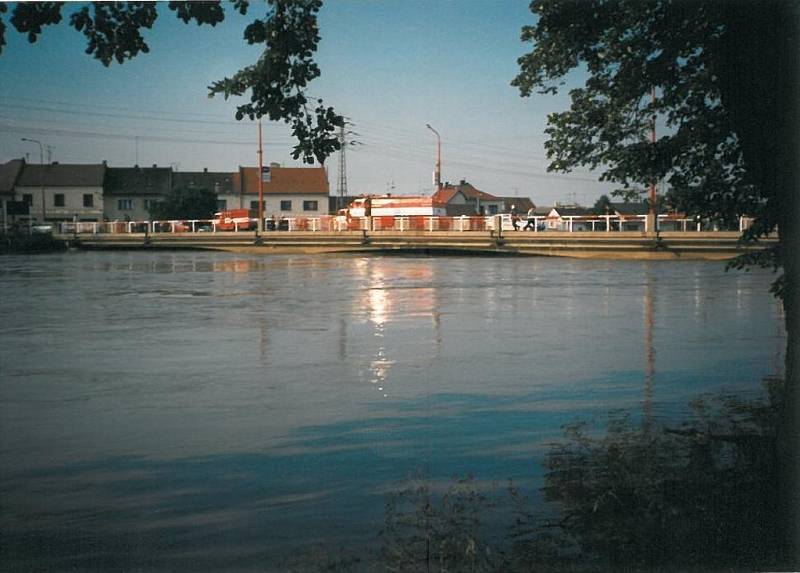 Povodeň v červenci 1997 v Uh. Hradišti. Moravní most.