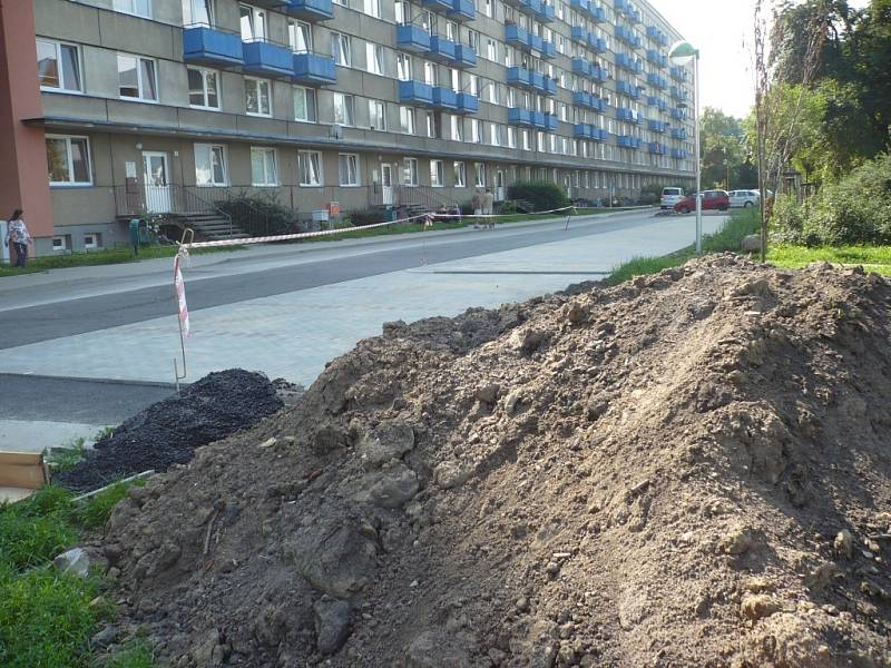 Vedení hradišťské radnice usiluje o to, aby cesta mezi domy na sídlišti na Rybníku byla průjezdná. S tím ale někteří obyvatelé zóny nesouhlasí.