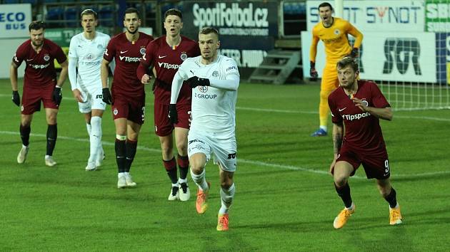 Fotbalisté Slovácka (v bílých dresech) v 11. kole FORTUNA:LIGY proti pražské Spartě