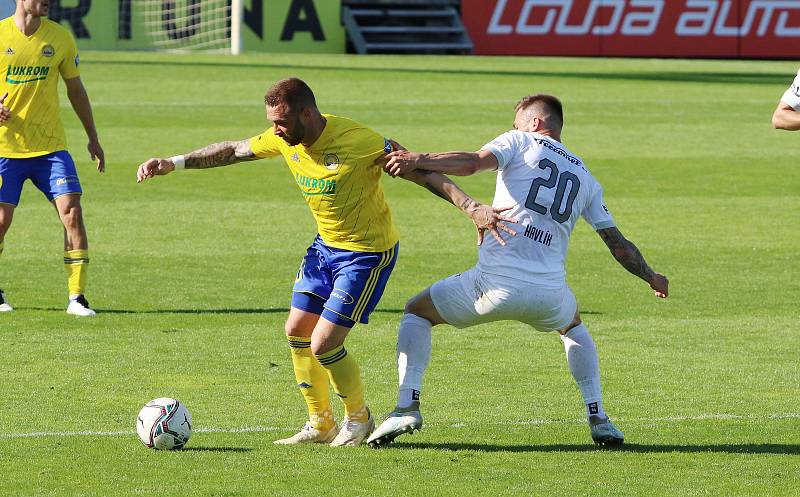 Fotbalisté Slovácka (bílé dresy) zakončili ligovou sezonu v derby se sousedním Zlínem.