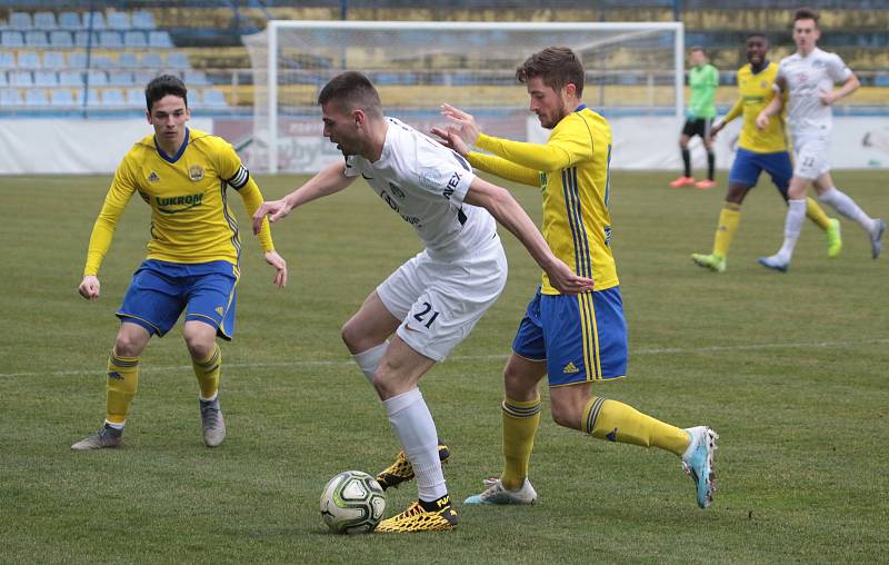 Fotbalisté Slovácka B vstoupili do jarních odvet ve třetí lize domácí výhrou 1:0 nad rezervou Zlína. Na snímku je stoper Tomáš Vincour.