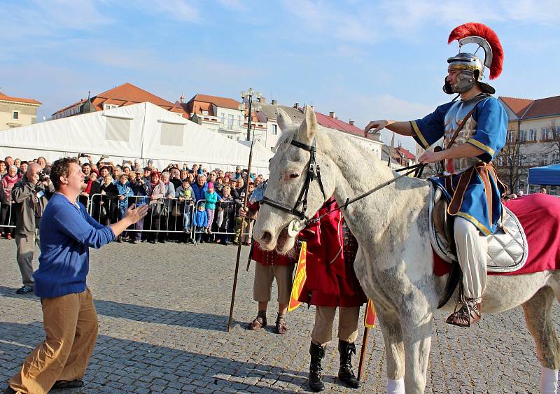 Masarykovo náměstí v Uherském hradišti se zaplnilo lidmi, vínoznalci, vinaři i hradišťským farářem Josefem Říhou, který přede všemi, i před sv. Martinem na koni požehnal letošním svatomartinským vínům.