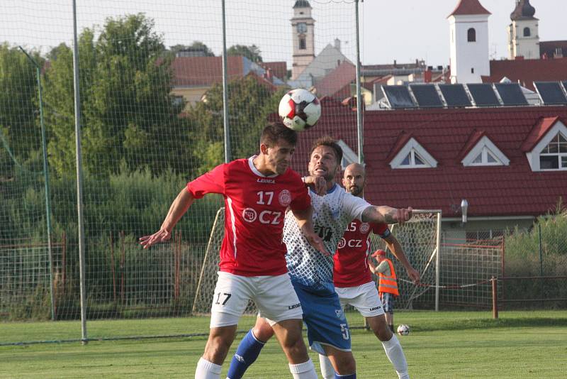 Fotbalisté Uherského Brodu (červené dresy) porazili v 1. kole MOL Cupu Viktorii Otrokovice 2:1 po prodloužení.