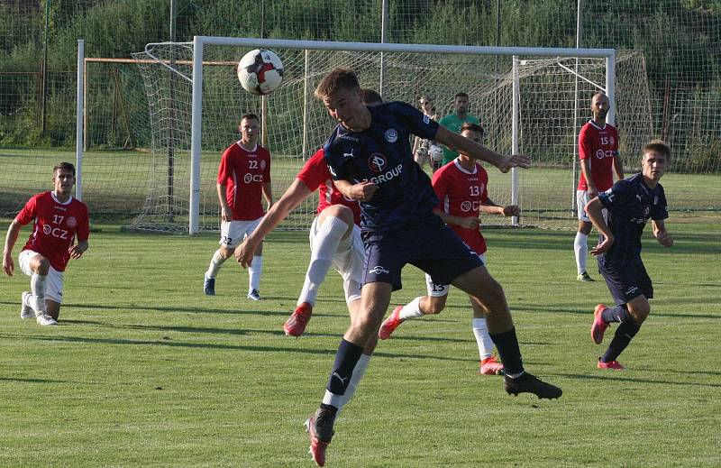 Fotbalisté Uherského Brodu (červené dresy) v prvním kole MSFL remizovali s béčkem Slovácka 3:3.