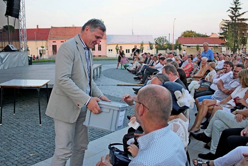 Šest stovek posluchačů se v nedělním podvečeru nechalo ve Starém Městě unášet šestým Velkomoravským koncertem.