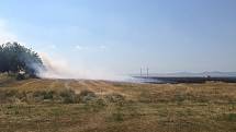 Hasiči hasí hořící pole u Kunovic