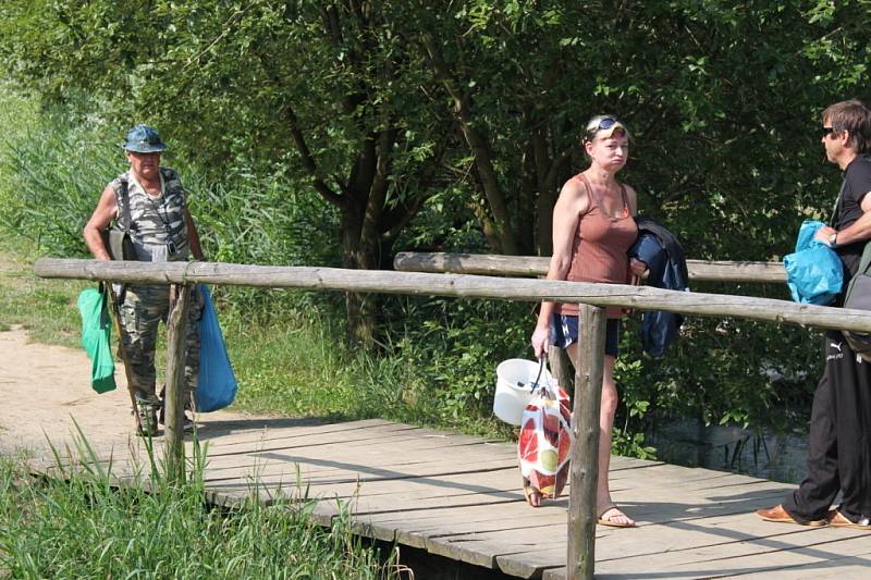 Kolem deváté hodiny nedělní sbalili rybáři své nádobíčko a šli spát domů.