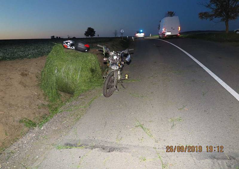 Motocyklistu sestřelil balík sena padající z valníku