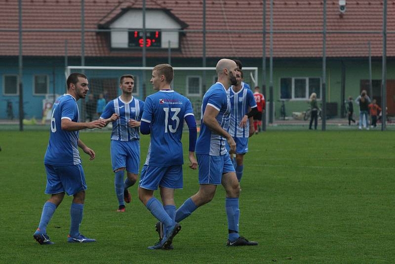 Fotbalisté Hluku (modré dresy) zakončili podzimní část sezony domácí výhrou nad Nivnicí 3:1.