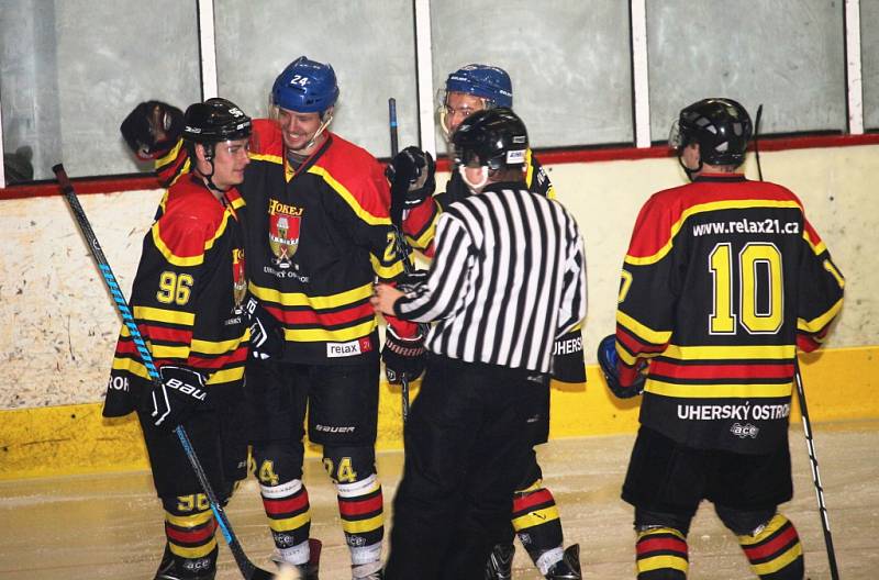 Hokejisté HC Uherské Hradiště (v bílém) podlehli v derby Uh. Ostrohu 4:7