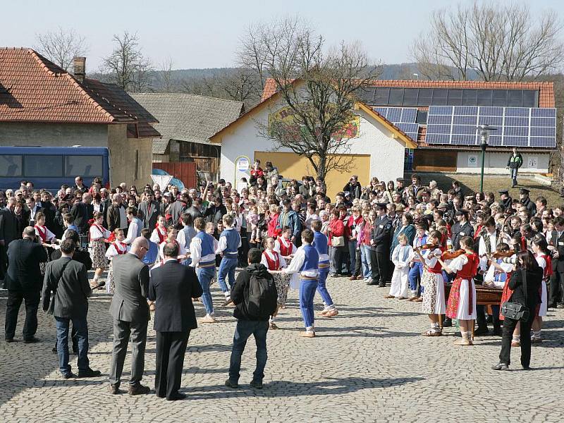 Princ Charles navštívil ekologickou vesnici Hostětín na Uherskobrodsku.