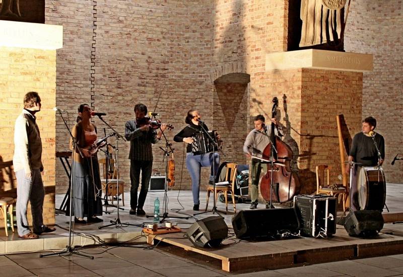 Na devátém ročníku hudebního minifestivalu na Velehradě se představila zpěvačka a houslistka Jitka Šuranská s hudebníkem a zpěvákem jejím Tria Marianem Friedlem. Na nádvoří před bazilikou zahrála i hudební skupina Bezobratři.