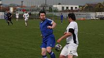 Fotbalisté Kunovic (modré dresy) i přes snaživý výkon doma podlehli Bojkovicím 1:2.
