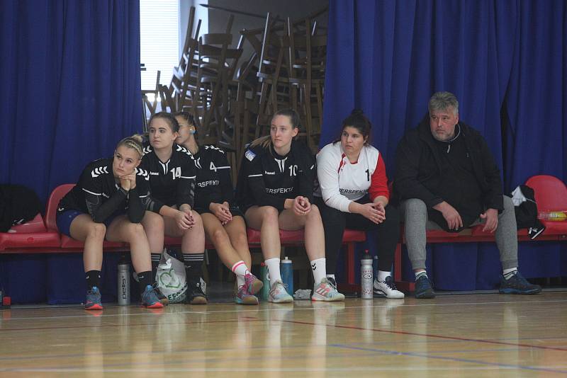 Házenkářky Kunovic (černé dresy) zvládly i sobotní utkání s posledními Bohunicemi a po výhře 30:24 zůstávají v čele první ženské ligy.